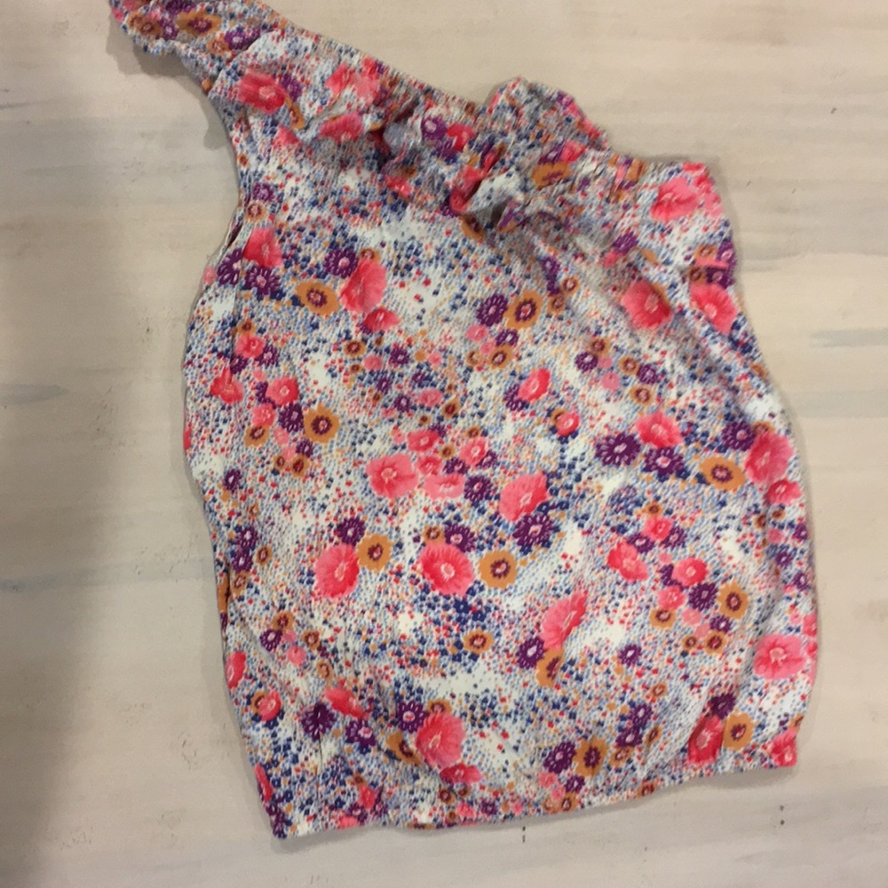 One shoulder. Floral top.